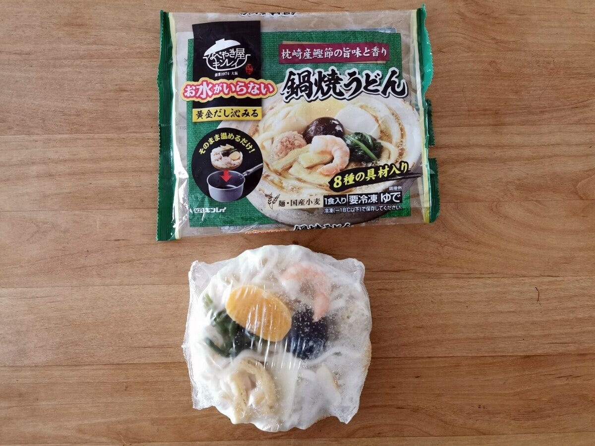だしと麺、具材が重なって冷凍されています