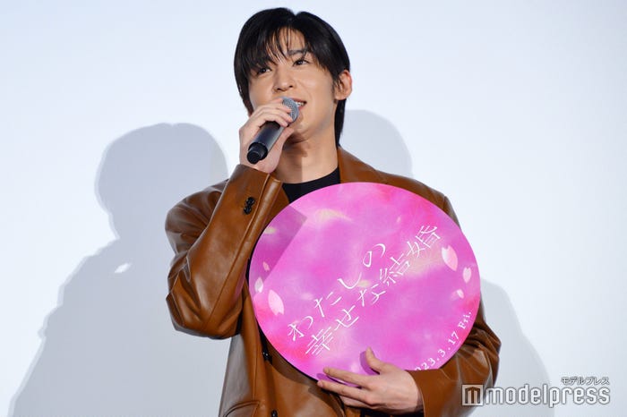 青とピンクを間違えてしまった目黒蓮(C)モデルプレス