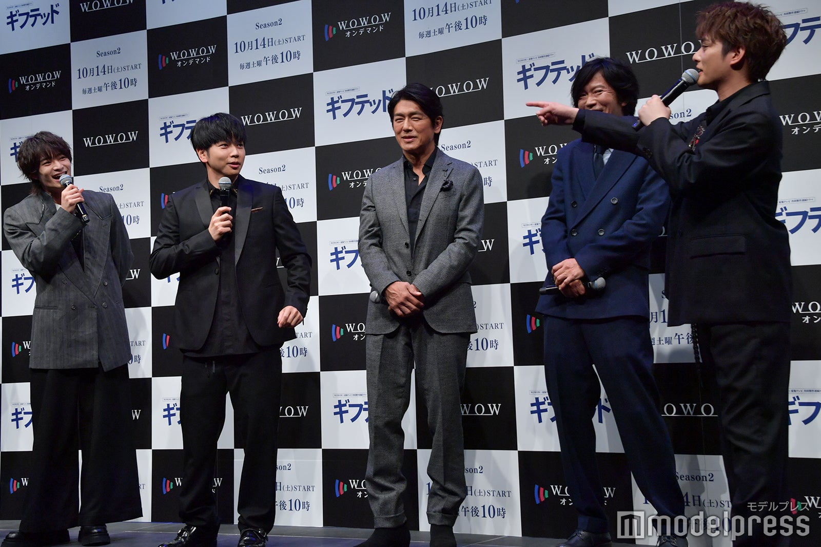 中山優馬（右）の私服をイジる浮所飛貴、増田貴久（左）（C）モデルプレス