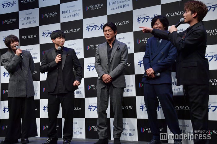 中山優馬(右)の私服をイジる浮所飛貴、増田貴久(左)(C)モデルプレス