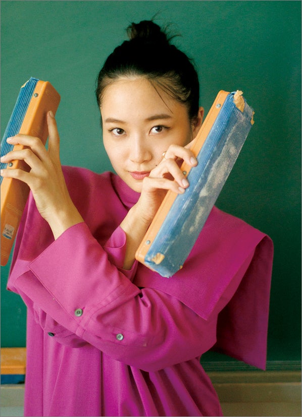 深川麻衣、実際に通っていた“母校”で撮影　第3弾カレンダー決定