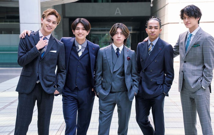 Aぇ! group、スーツ姿でオフィスラブ熱演 SUPER EIGHT村上信五との激アツエピソードも