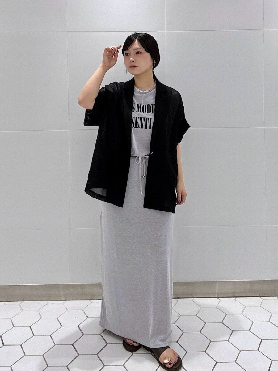 グレーのセットアップに黒の半袖ジャケット