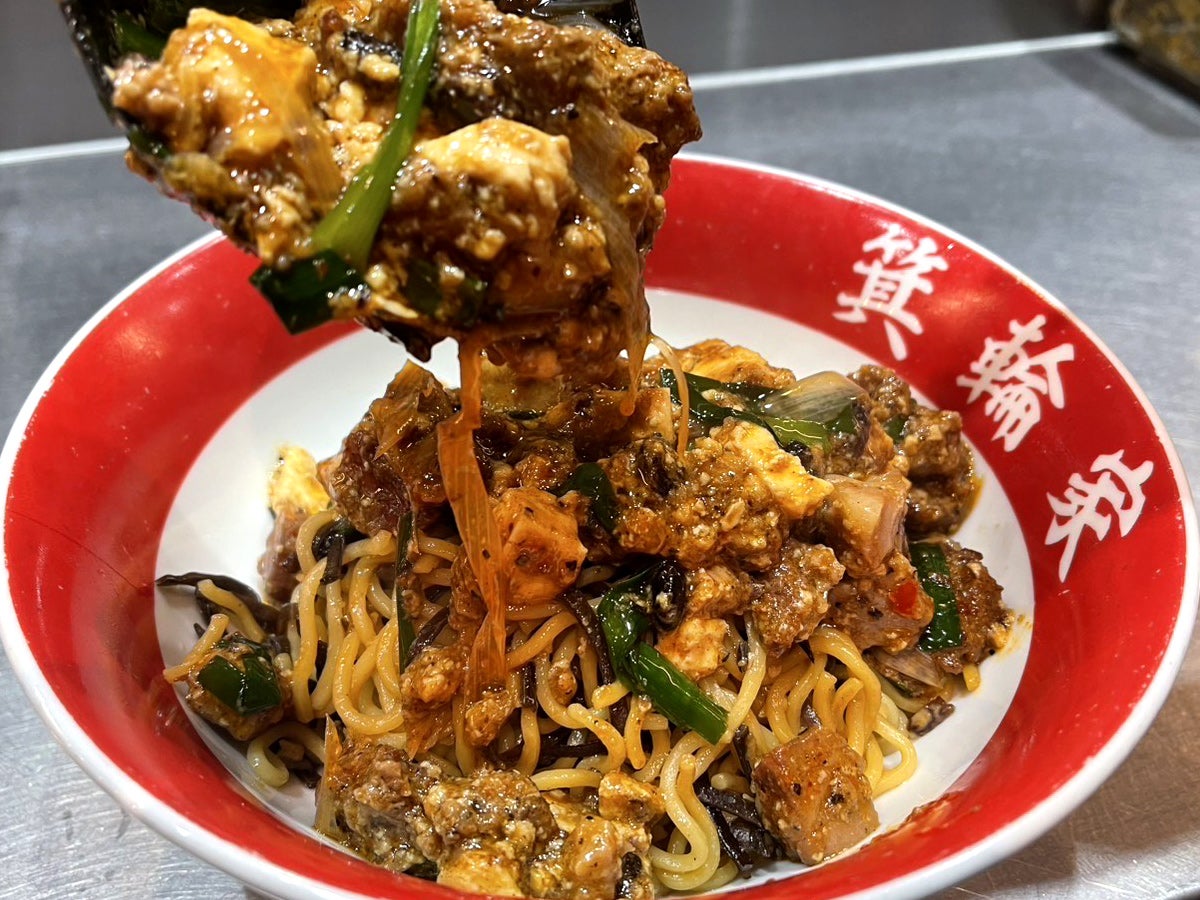 灼熱麻婆豆腐800円、灼熱麻婆焼きそばver屋台1200円／提供画像