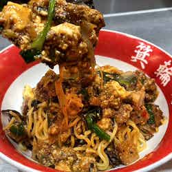 灼熱麻婆豆腐800円、灼熱麻婆焼きそばver屋台1200円/提供画像