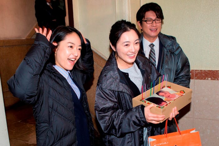 仲間由紀恵(中央)のバースデーを祝福した井上真央(左)と及川光博(右)/写真提供:カンテレ