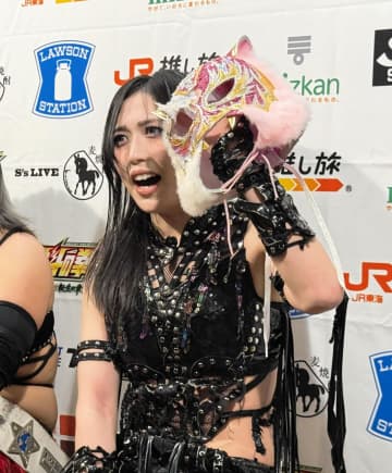 あわや素顔！スターダム上谷沙弥、Sキッドのマスク強奪で頭踏みつける暴挙「2.7大阪も首を取ってやる」観客から悲鳴も「やりすぎだよ」