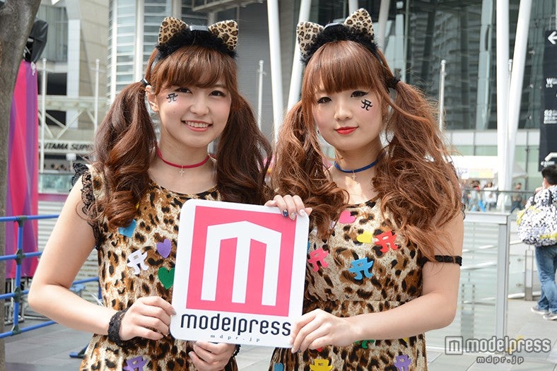 ayuへの愛情が伝わってくるお手製ワンピに身を包む左から、minminさん・akipanさん
