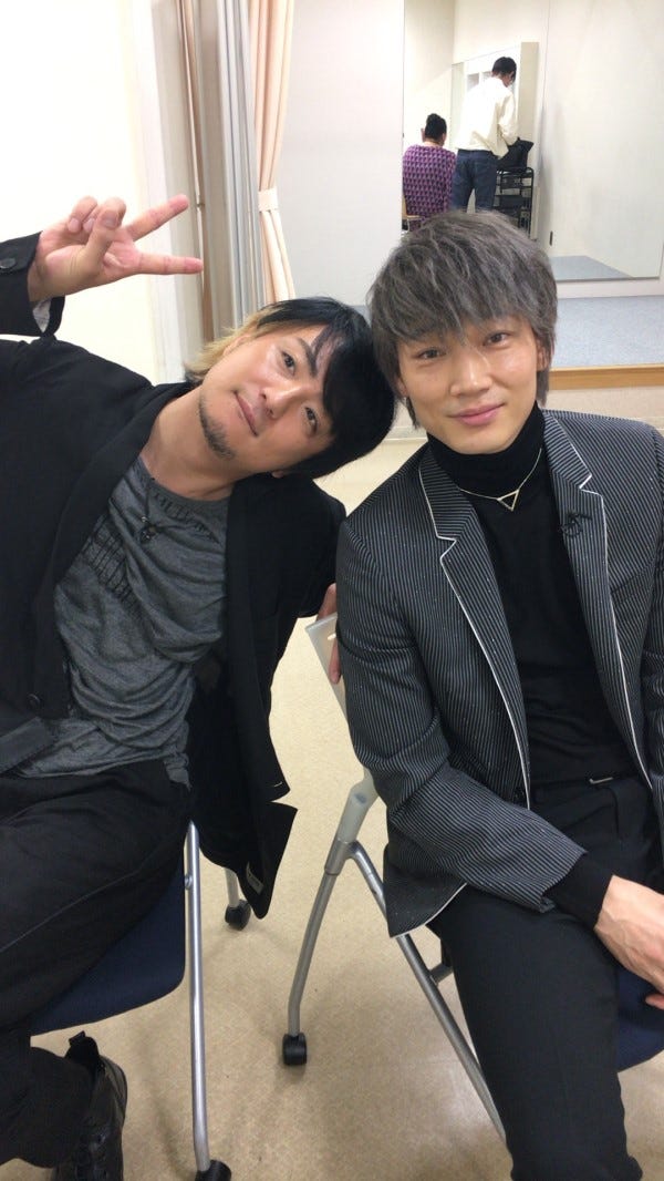 綾野剛&上地雄輔 /上地雄輔オフィシャルブログより(LINE)
