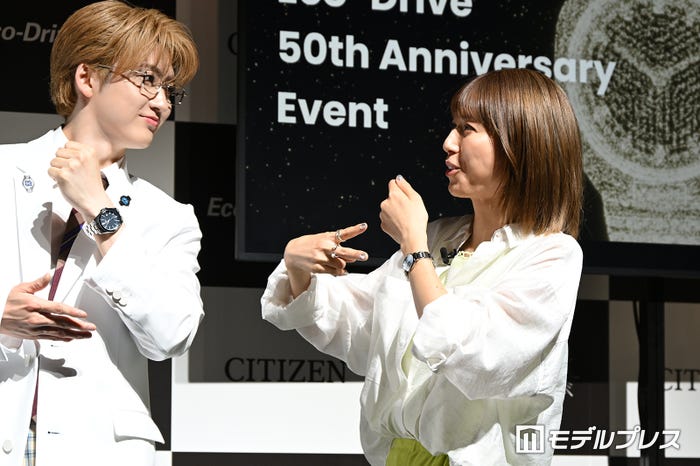 1人だけ超特急ポーズをしていた若槻千夏(C)モデルプレス