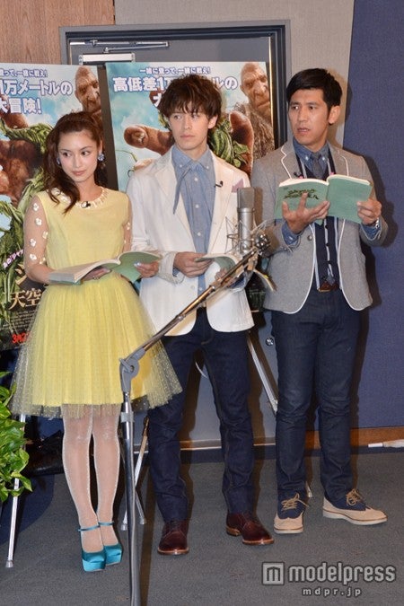 映画「ジャックと天空の巨人」にアフレコの様子（左より：平愛梨、ウエンツ瑛士、ガレッジセール・ゴリ）