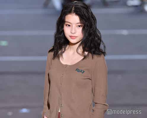 「non-no」専属モデル決定の出口夏希、ウェービーヘアが個性的 上級者ルック見せる<TGC フェス 山梨 2022>