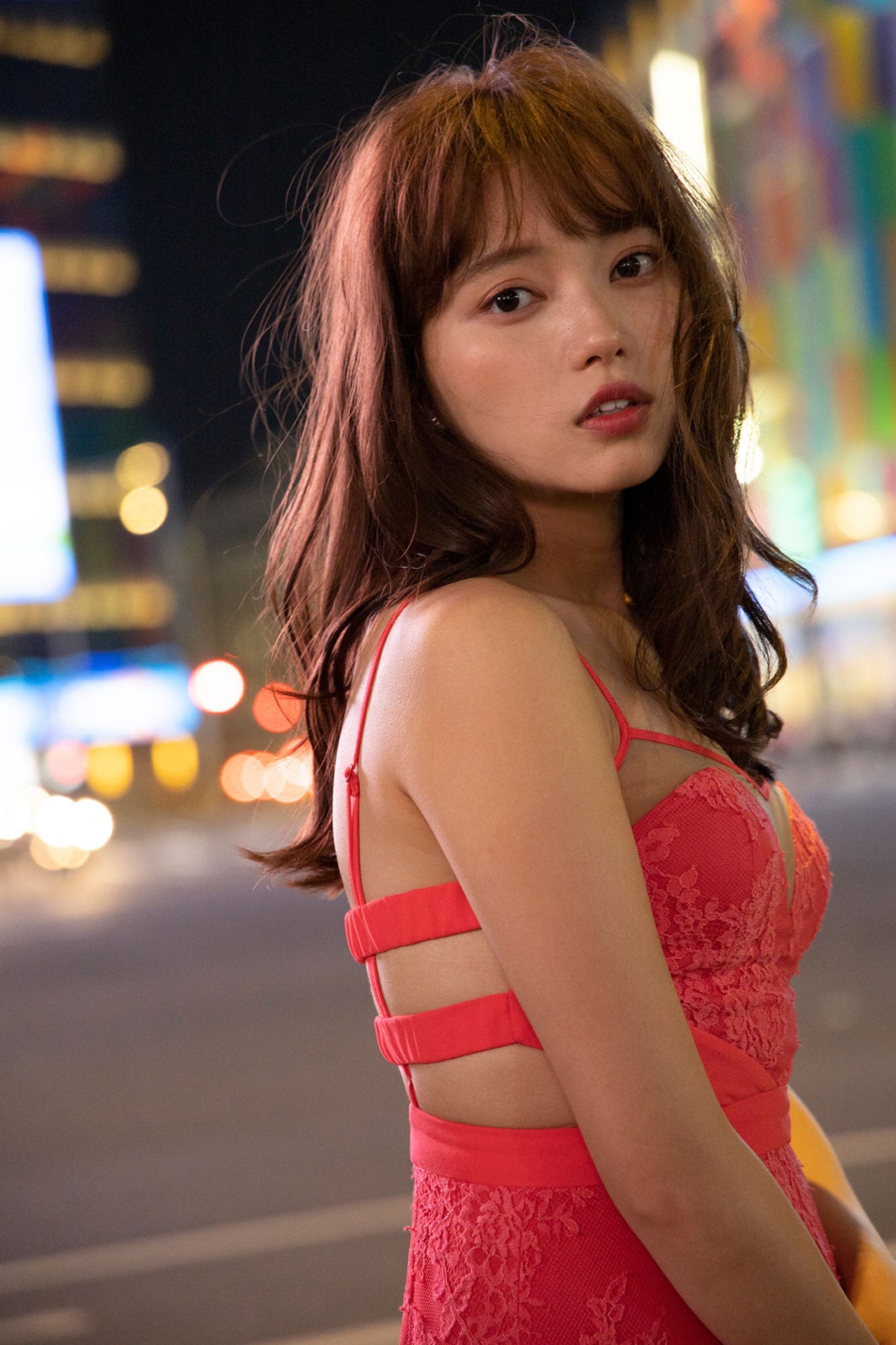 小室さやか、1st写真集でランジェリー姿初披露 大胆ビキニショットも