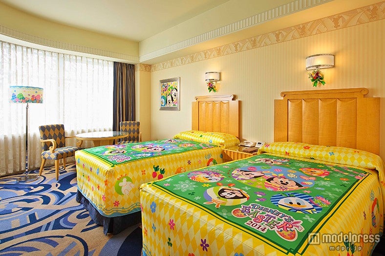 ディズニーホテルの春、“ヘンテコ楽しい”デコレーションの客室登場