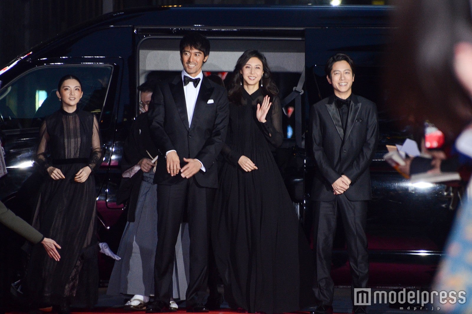 阿部寛、松嶋菜々子、飯豊まりえ、溝端淳平らレッドカーペット豪華集結で歓声