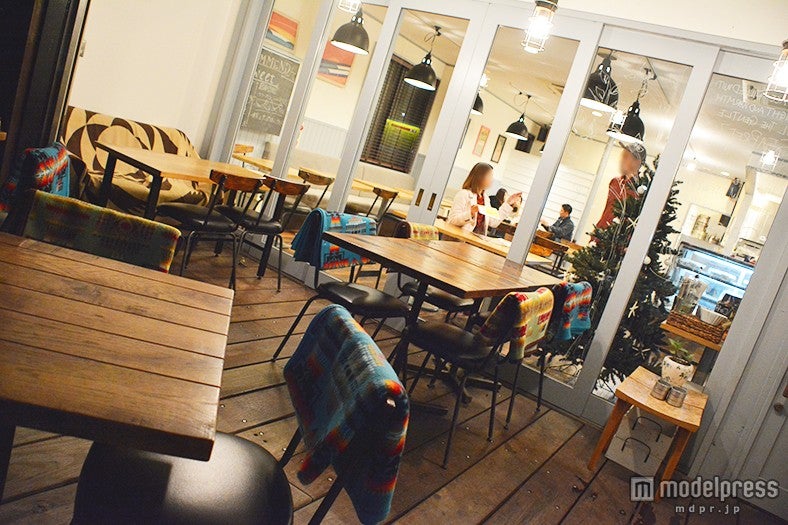 あたたかい店内とテラス席どちらでもくつろげる