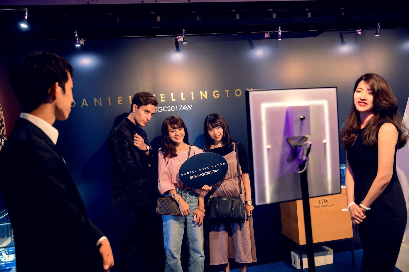 実際に時計を装着してモデルと撮影