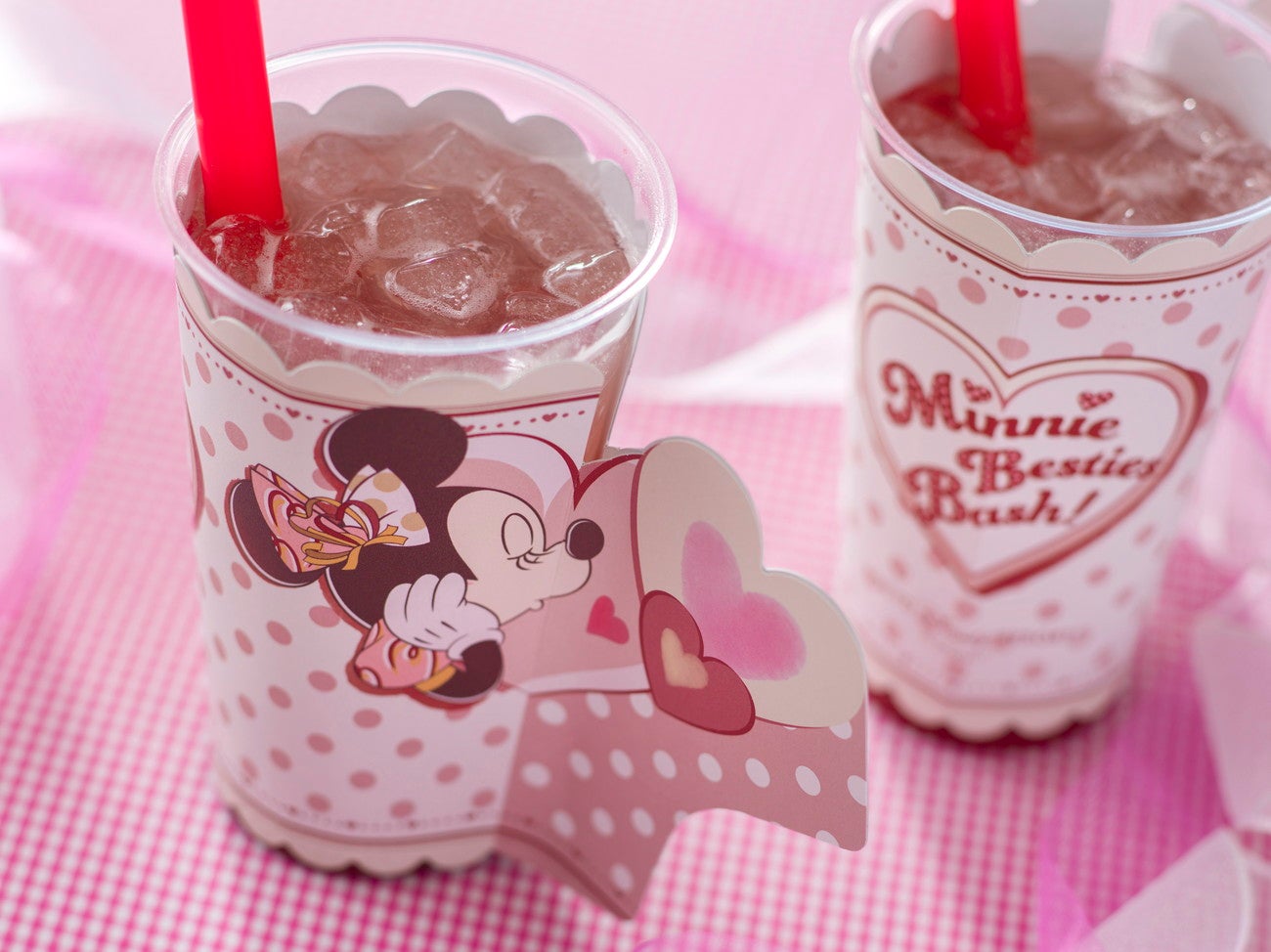 スパークリンクドリンク（ストロベリー＆エルダーフラワーシロップ）600円／杯（C）Disney