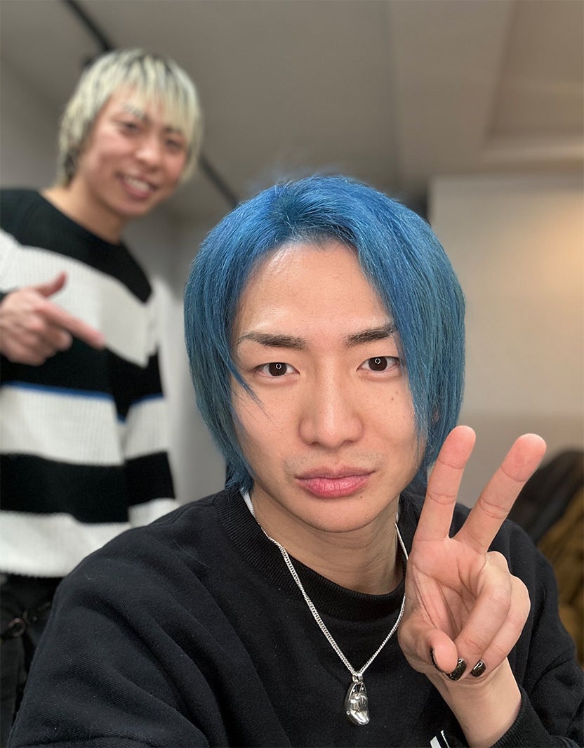 DJ社長、青髪復活の新ヘアに「待ってました」「かっこいい」の声