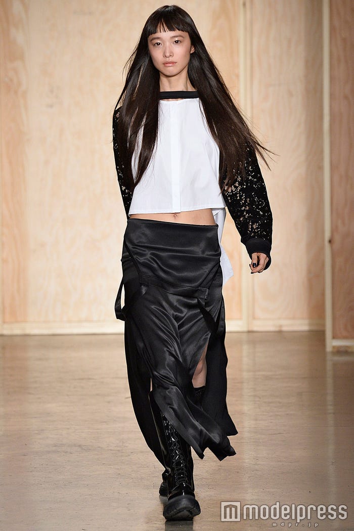萬波ユカ/「DKNY」2016年秋冬ニューヨークコレクションより/photo:Getty Images