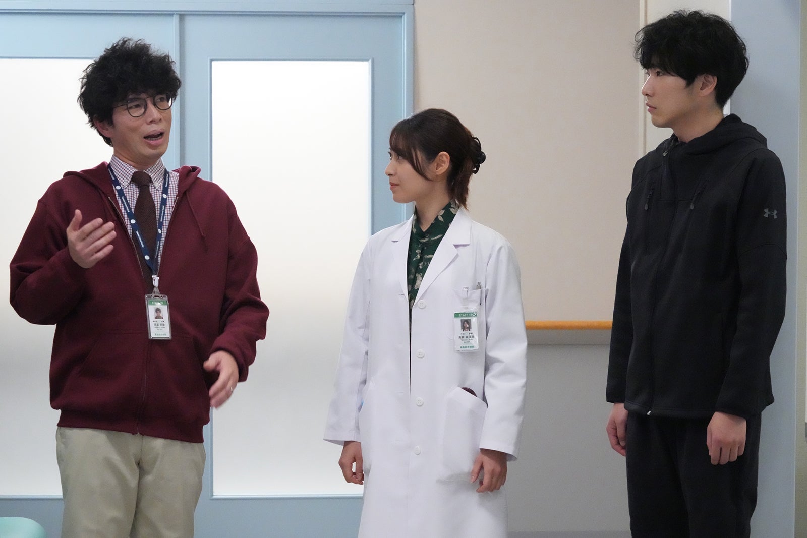 片桐仁、瀧本美織、柄本佑／「ドクターホワイト」第1話より（C）フジテレビ