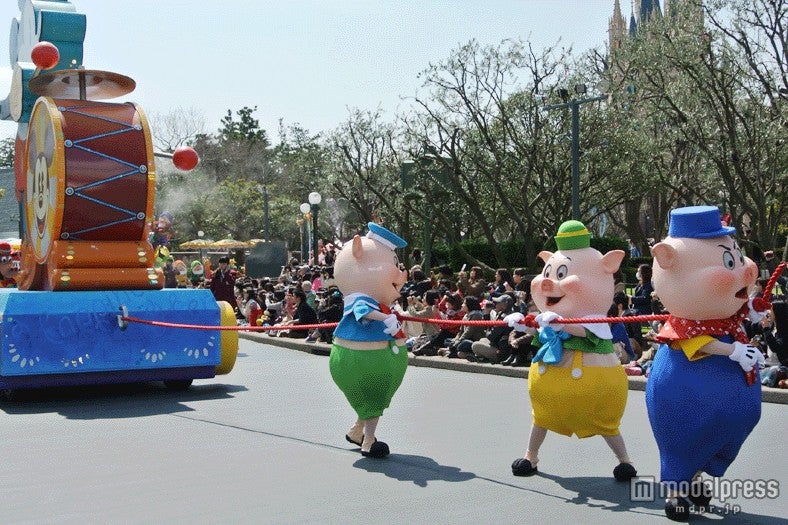 フロートを引く三匹のこぶた／ハピネス・イズ・ヒア