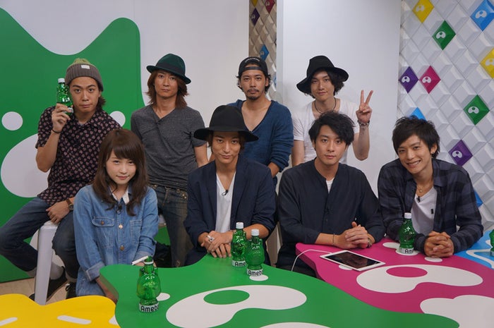 9月6日、インターネット生放送・アメスタで舞台「AZUMI 幕末編」特別番組の公開生放送が行われ、主演であずみを演じる川栄李奈ら主要キャストが出演した。
番組では、舞台の見どころや稽古の舞台裏を...