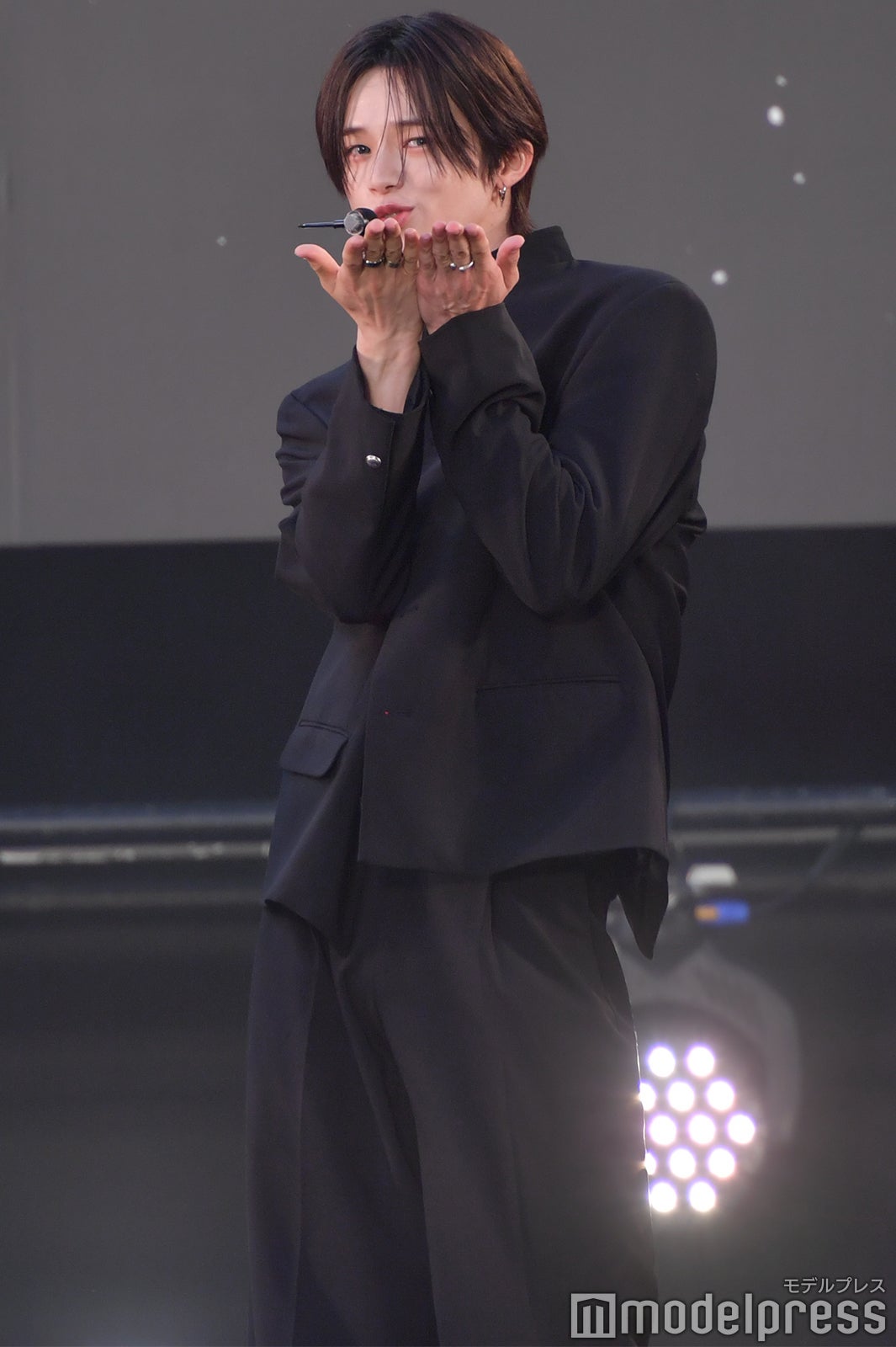 投げキスをするK／&TEAM（C）モデルプレス