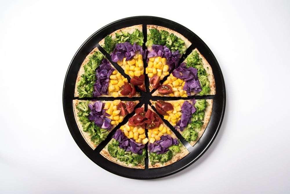 夜空に咲いた　打ち上げ花火ピザ1,180円（C）2017「打ち上げ花火、下から見るか？横から見るか？」製作委員会