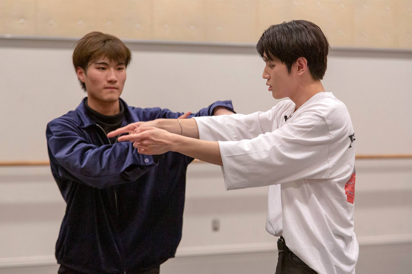 熱心にダンスを教えるテヨン （C）Abema TV