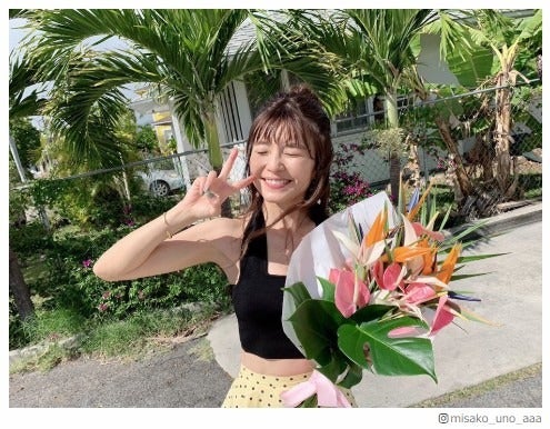 AAA宇野実彩子、ほっそりウエストがちらり…笑顔全開ショットに「天使ですか？」の声