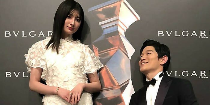 メイちゃんの執事 再会が話題 鈴木亮平 みるく様 吉川愛にひざまずく2ショット公開 素敵な大人になられました モデルプレス メイちゃんの執事 再会が話題 鈴木亮平 みるく様 吉川愛にひざまずく2ショット公開 素敵な大人になられました モデルプレス