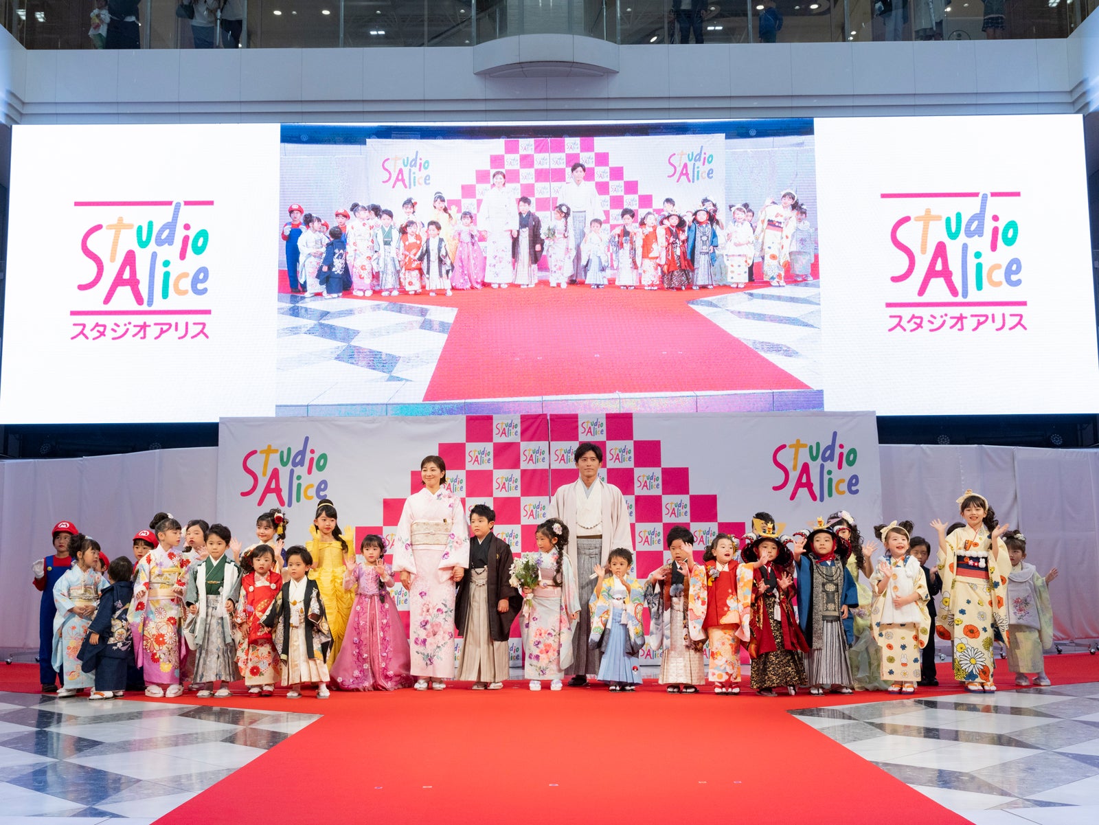 潮田玲子・増嶋竜也ら家族4人揃って登場（提供写真）