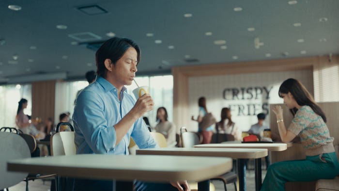 岡田准一/新TVCM「ここ天国かよ」篇より(提供写真)