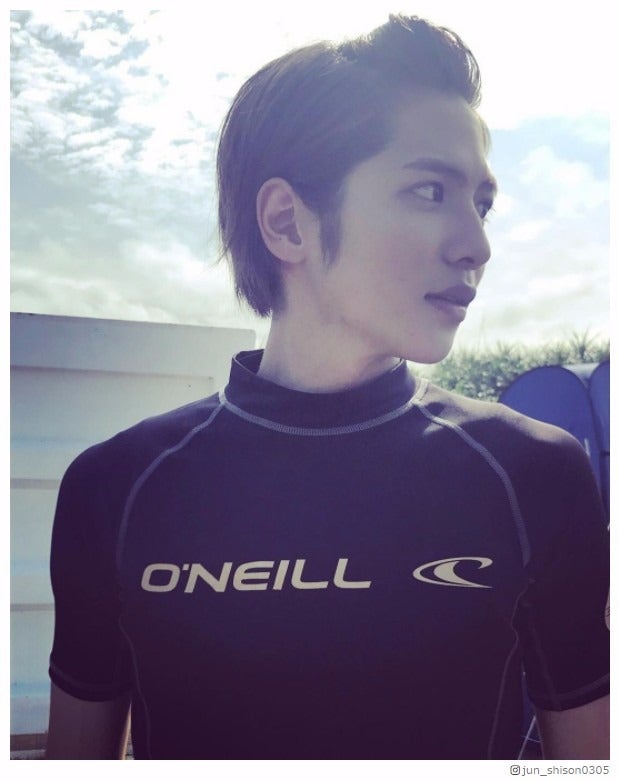 志尊淳、デコ出しの横顔が美しすぎる “海始め”ショットが話題