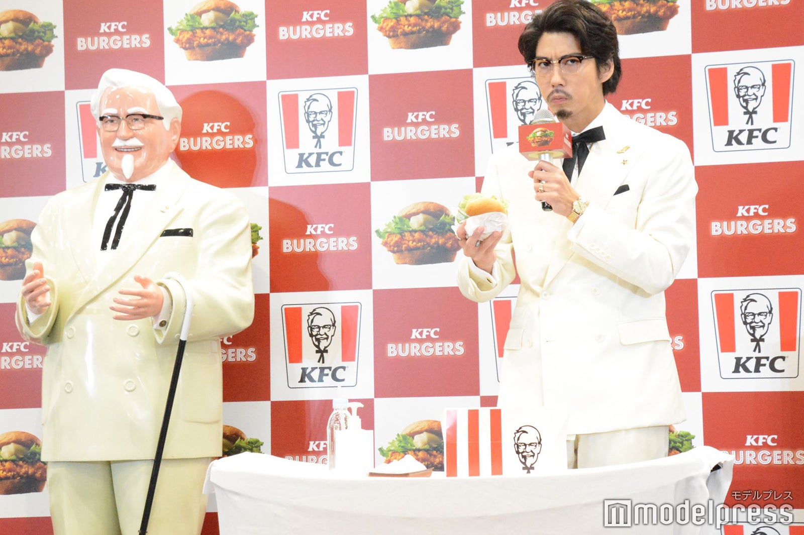 カーネル・サンダースと賀来賢人 （C）モデルプレス