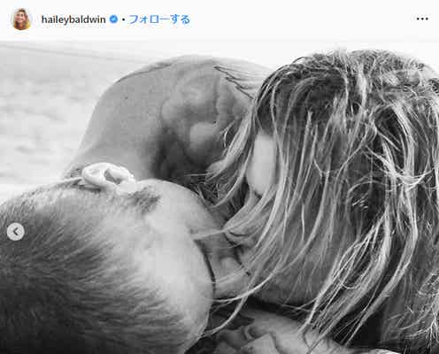 ヘイリー・ボールドウィン、ジャスティン・ビーバーと添い寝キスで密着「愛が止まらない」と反響