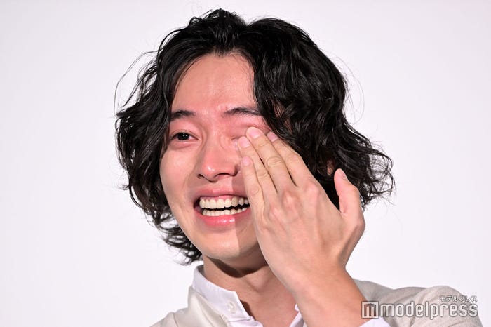 大沢たかおの言葉に感涙する山崎賢人(C)モデルプレス