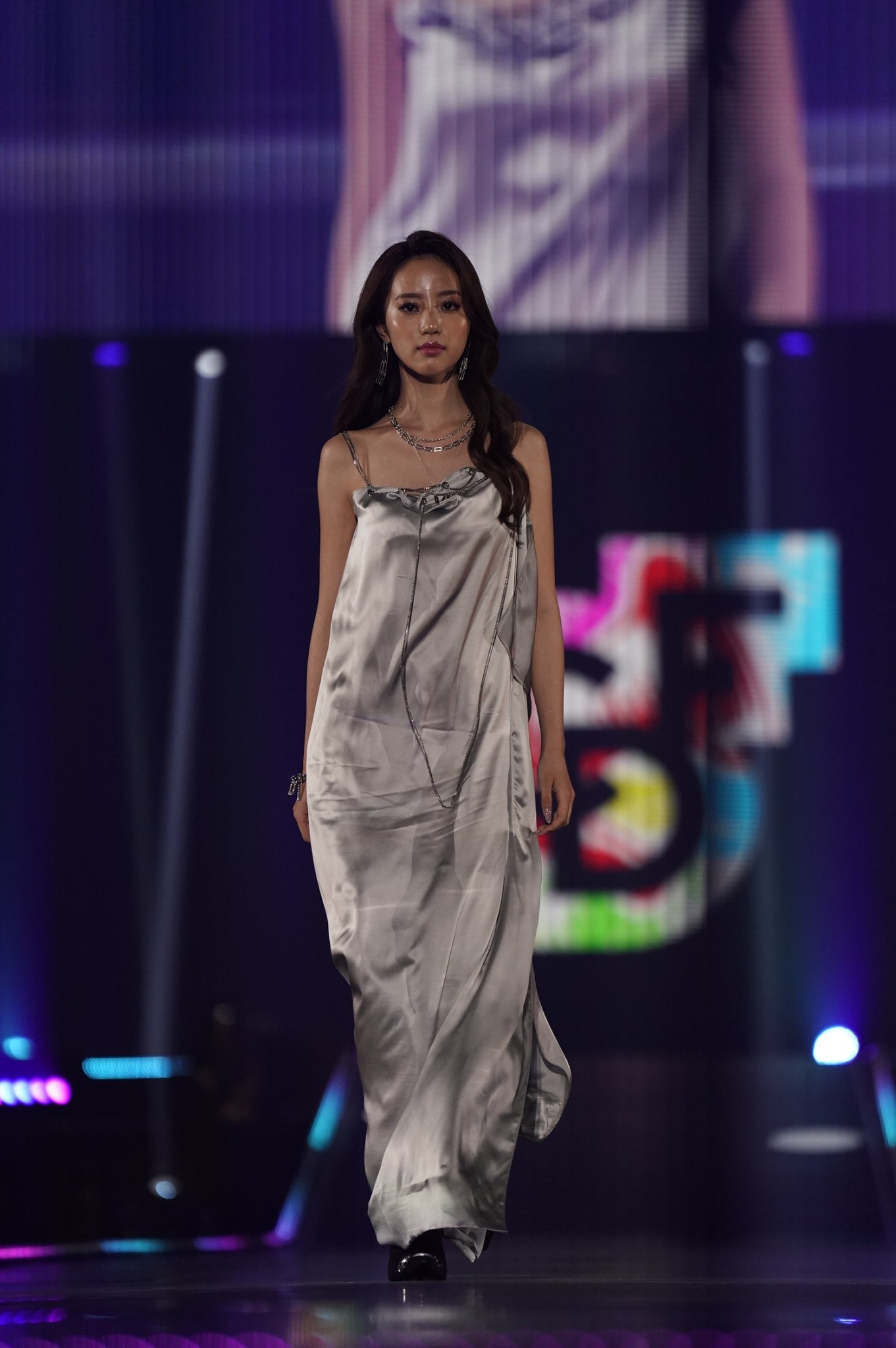 中町綾（C）上飯坂 一