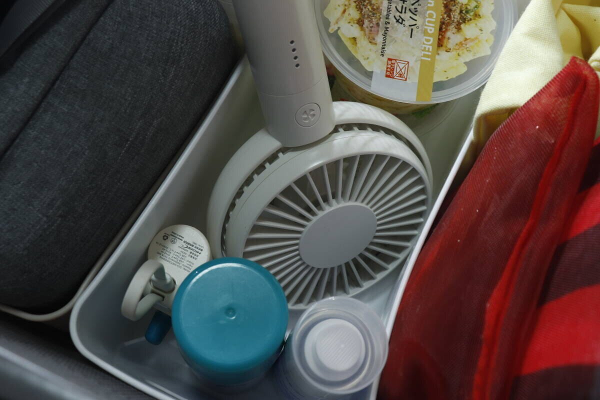 白いソフトライナケースに小型扇風機や化粧品などが整理されて収納されている様子