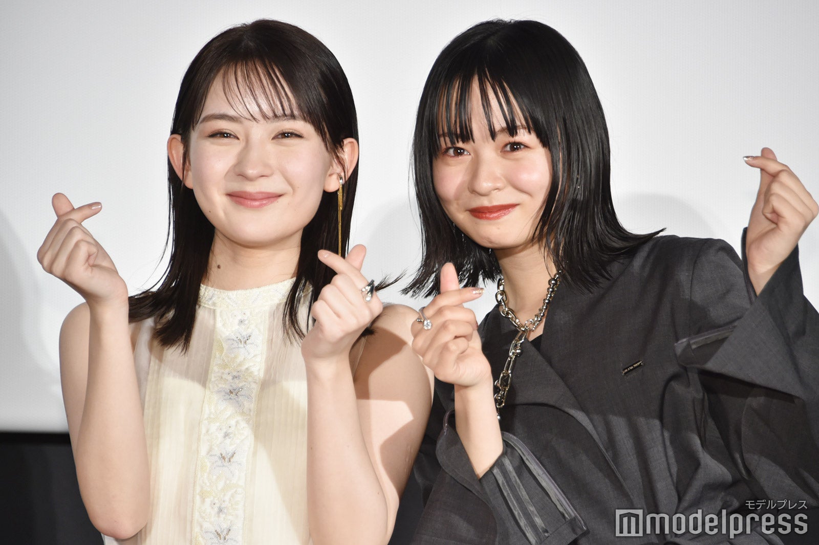 いろいろなハートポーズで楽しませる畑芽育＆莉子（C）モデルプレス