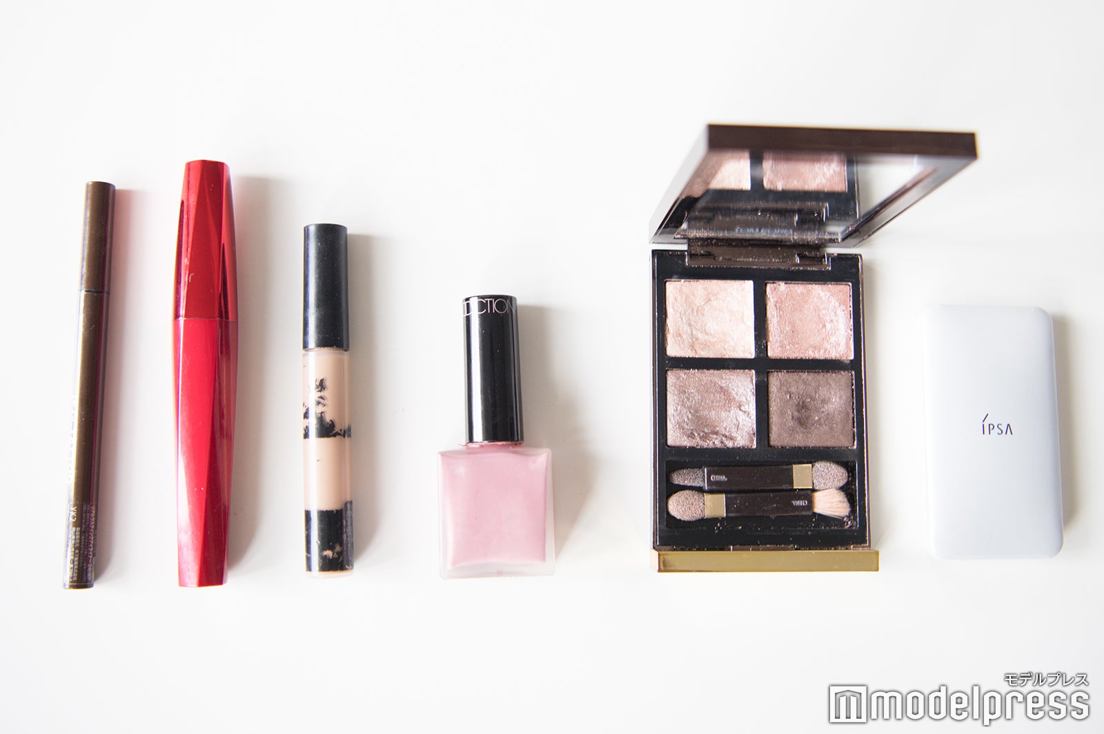 三上真奈アナウンサーポーチの中身は…（C）モデルプレス