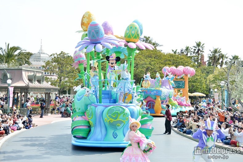 ＜速報＞ディズニー・イースター開幕 春イベ2年ぶり新パレードが登場　“うさ耳”ミッキーお披露目