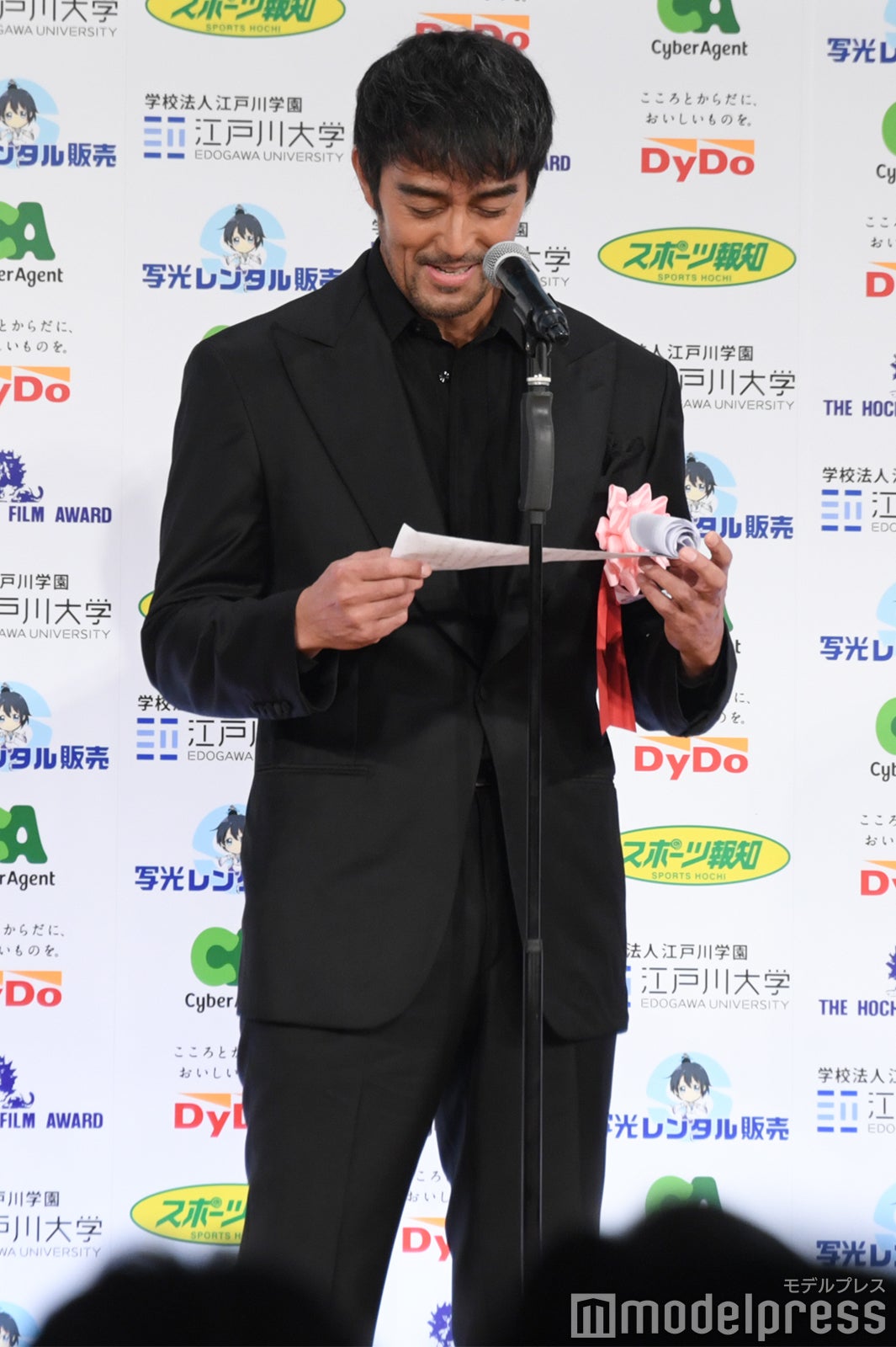 巻物を読む阿部寛（C）モデルプレス