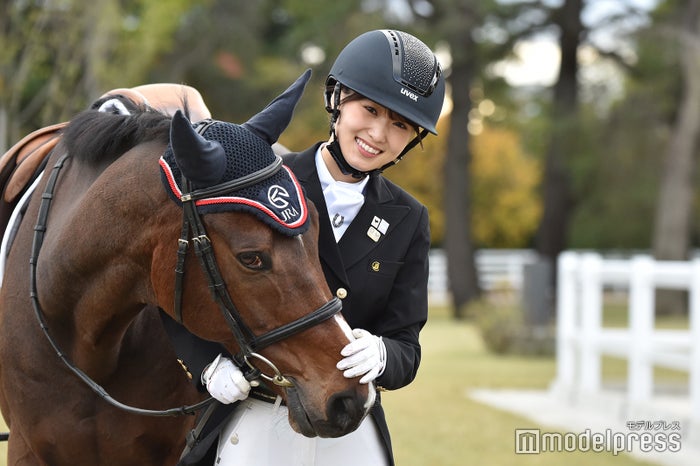 櫻坂46菅井友香の 優美 な乗馬姿に報道陣うっとり モデルプレス