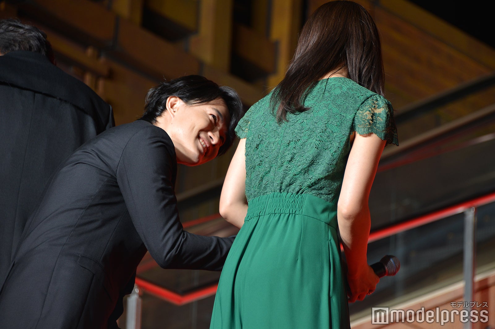 有村架純（右）をエスコートする神木隆之介（左）／（C）モデルプレス