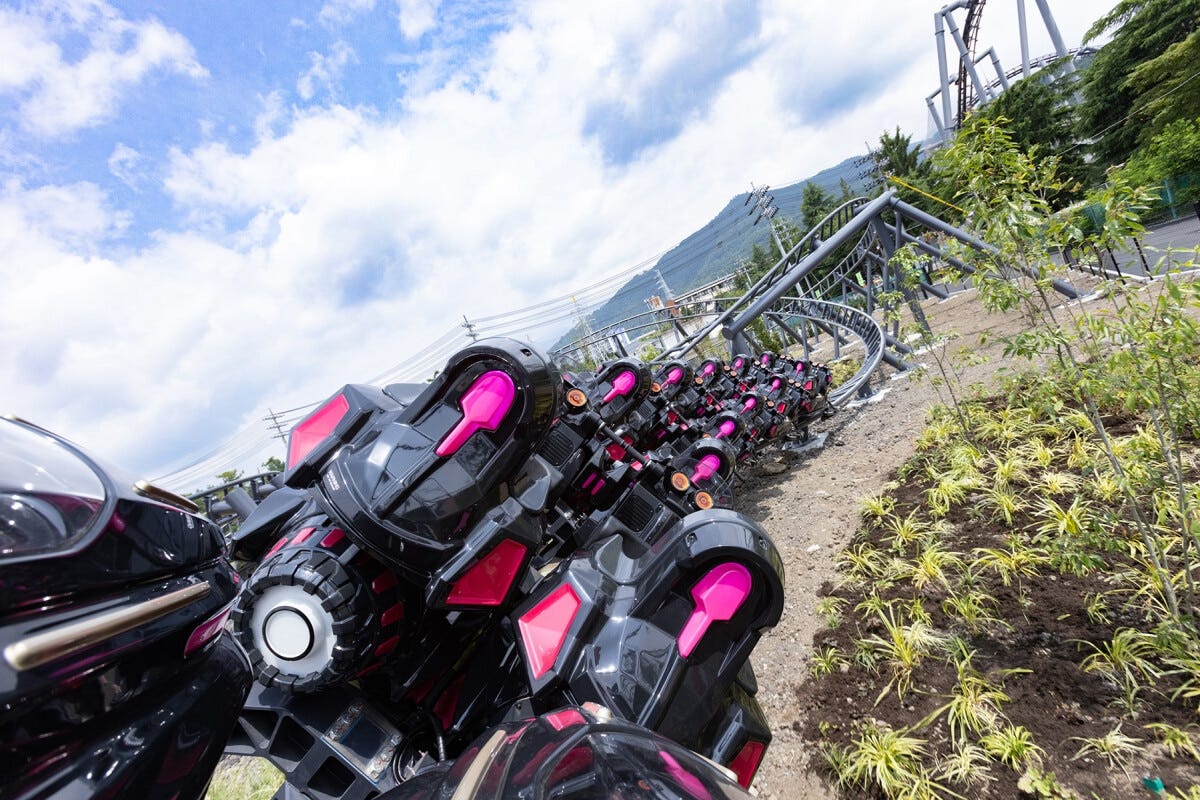 さらに低空バンク走行は続きます。けっこう、ひねりもありますが、動きがスムーズで乗り心地はとても快適