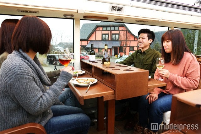 サンルーフ付きなので雨天の日や寒い気候の時期でも安心／画像提供：WILLER CORPORATION