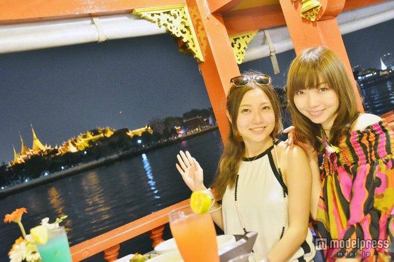 優雅な夜景ディナーに感動／モデル：百々さおり、富田千穂