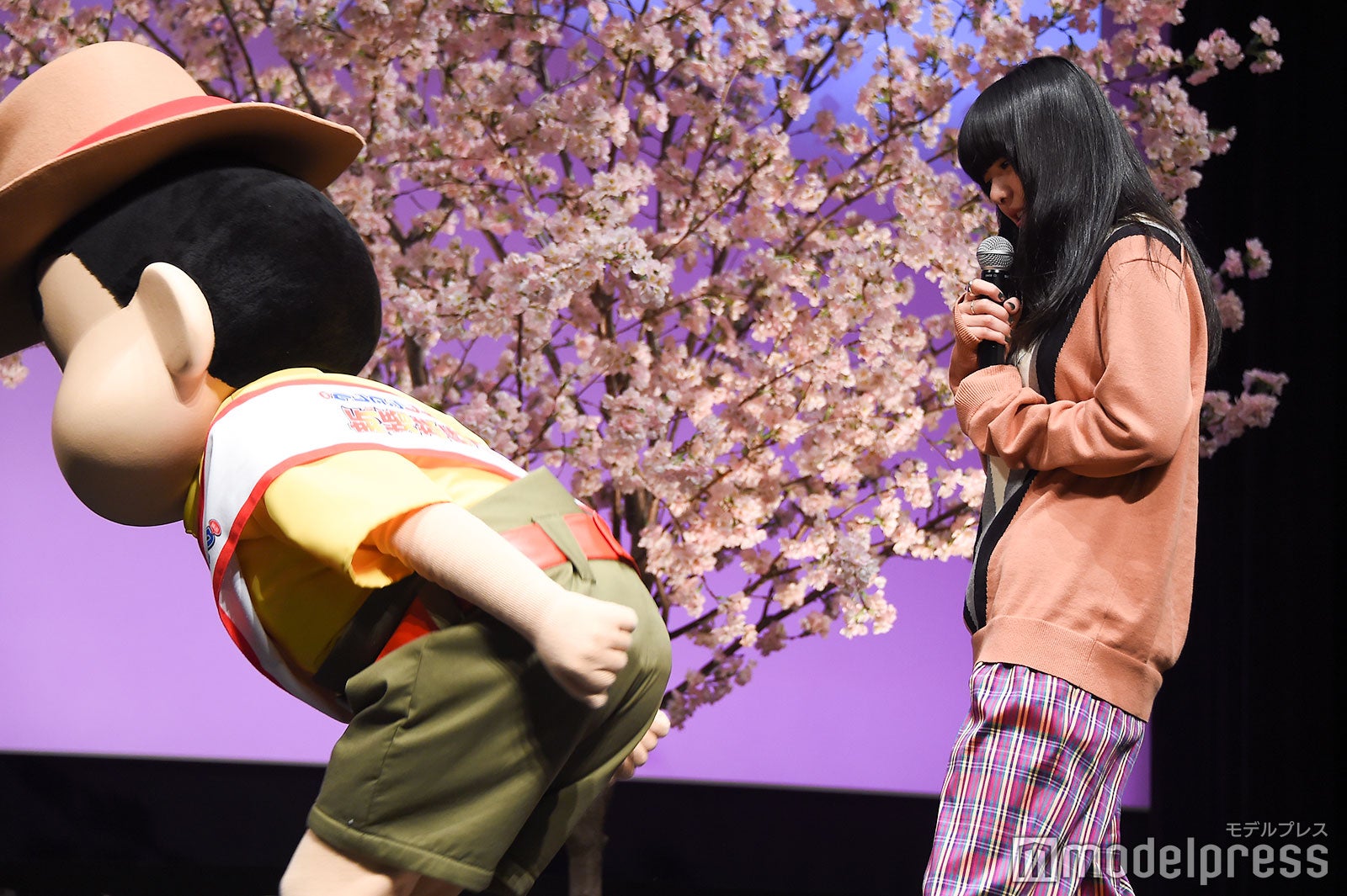 しんちゃんにアタックされるあいみょん（C）モデルプレス